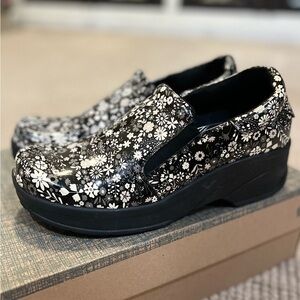 Women’s Nurse Mates Works by Easy Street Black Floral Nursing Clogs